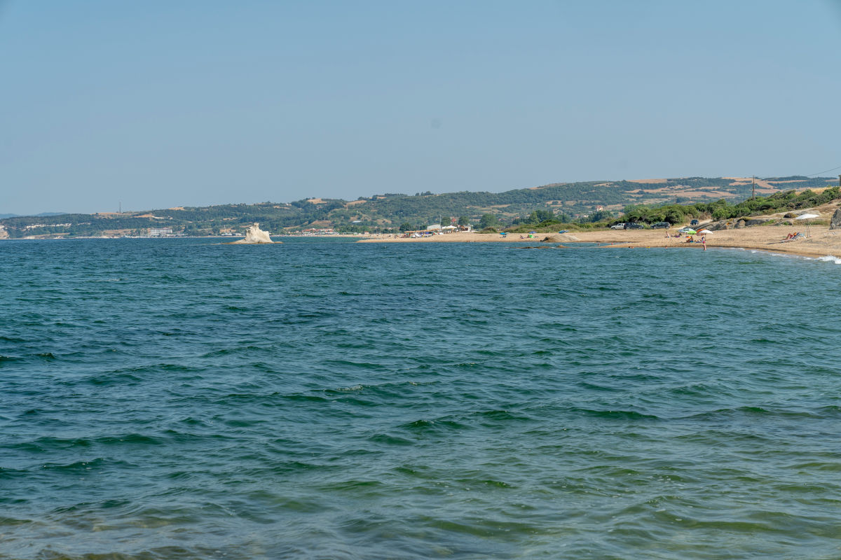 Η παραλία Ιερισσού κατά τη διάρκεια της ημέρας.